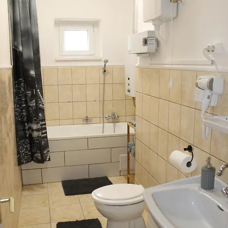 Fecske Apartman Szolnok Exterior photo